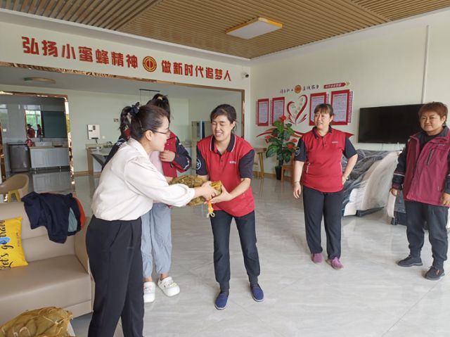 白銀市快遞行業(yè)工會(huì )聯(lián)合會(huì ) 開(kāi)展 “端午安康·情暖人心”慰問(wèn)活動(dòng)